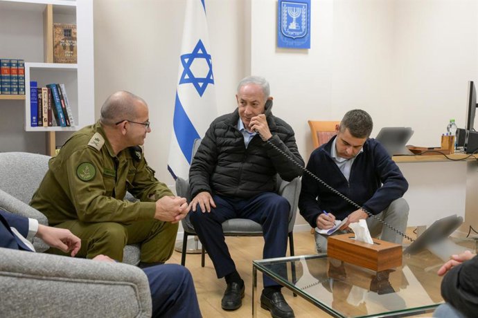 JERUSALÉM, 17 de março de 2026  -- Esta foto divulgada pelo Gabinete do Primeiro-Ministro de Israel em 17 de março de 2026 mostra o primeiro-ministro israelense Benjamin Netanyahu (ao centro) falando ao telefone. O Gabinete do Primeiro-Ministro de Israel 