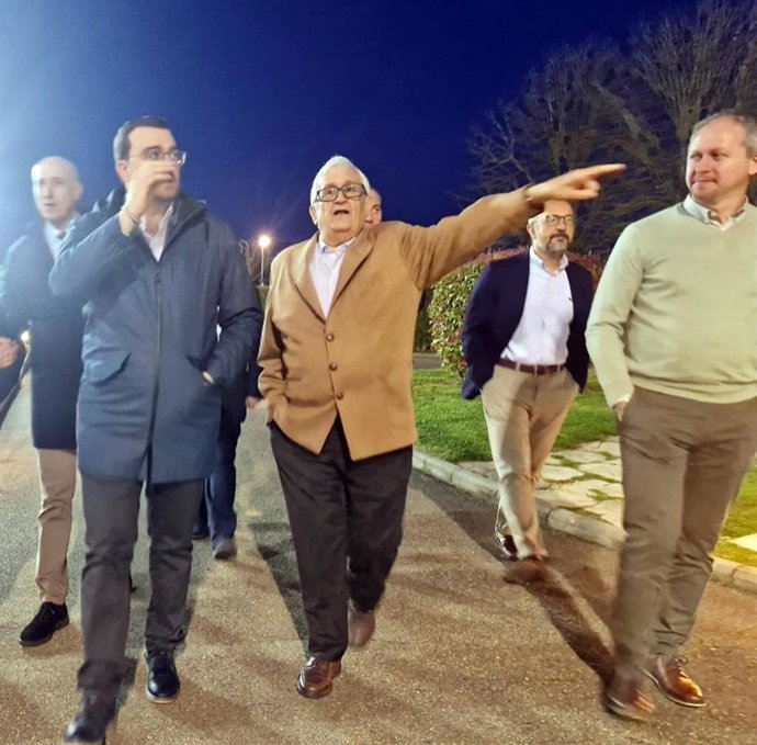 El presidente del Principado de Asturias, Adrián Barbón, sigue las explicaciones de Luis Tuñón, el socio más antiguo del centro regional.