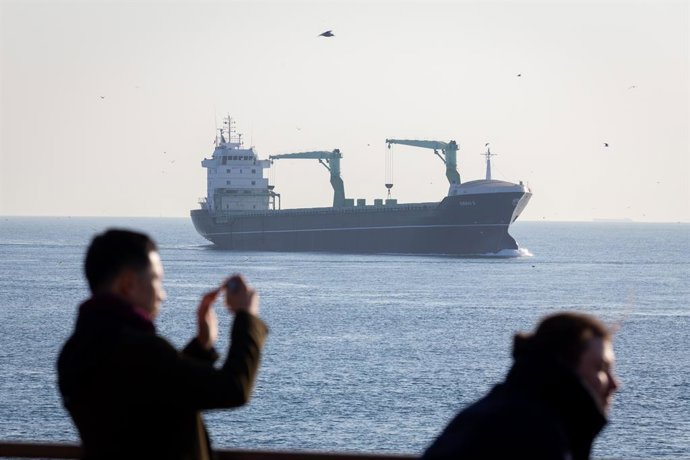 16 de março de 2026: Istambul, Turquia, 16 de março de 2026: Enquanto o tráfego marítimo diário prossegue em Istambul, petroleiros e navios de carga atravessam o Estreito de Bósforo. Esta via navegável estratégica, que liga o Mar Negro ao Mediterrâneo, é 