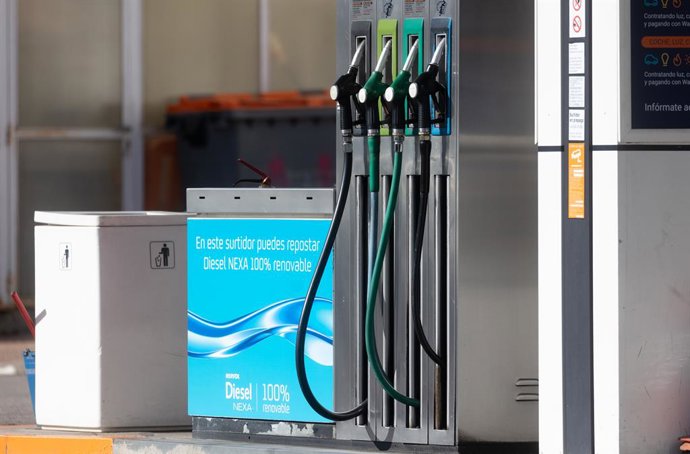 Archivo - Arquivo - Exterior de um posto de gasolina, em 28 de outubro de 2024, em Madri (Espanha). Assim, o preço do petróleo de referência para a Europa chegou a cair nesta segunda-feira para 71,71 dólares por barril, o nível mais baixo desde o início d