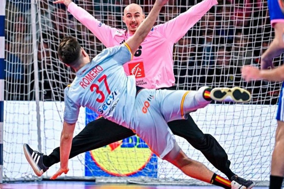 Víctor Romero, en un partido con la selección española de balonmano.