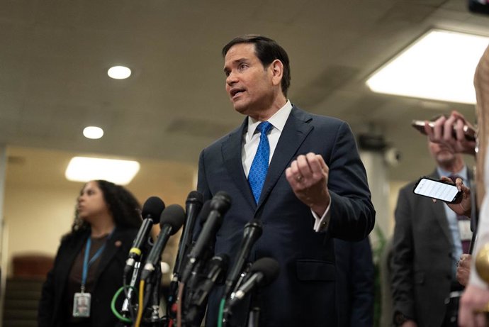 3 de março de 2026, Washington, Distrito de Columbia, EUA: O secretário de Estado MARCO RUBIO conversa com repórteres no corredor do Senado, no Capitólio dos EUA, em Washington, D.C., em 3 de março de 2026. Rubio respondeu a perguntas sobre os ataques dos