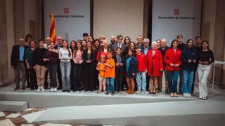 El presidente de la Generalitat, Salvador Illa, y la consellera de Cultura, Sònia Hernández, con los premiados en el Campeonato de las Colles Sardanistes 2025