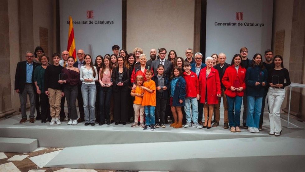 El presidente de la Generalitat, Salvador Illa, y la consellera de Cultura, Snia Hernández, con los premiados en el Campeonato de las Colles Sardanistes 2025