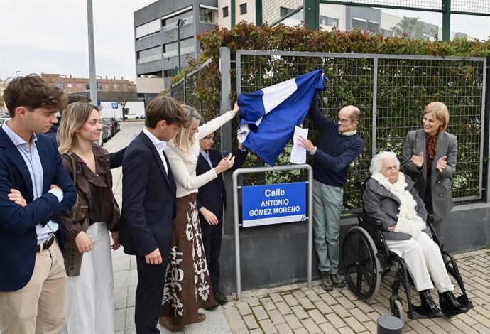 La alcaldesa de Jerez (Cádiz), María José García-Pelayo, junto a la familia de Antonio Gómez Moreno en el descubrimiento de la calle que la ciudad le ha dedicado en el Pelirón.