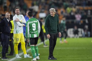Manuel Pellegrini, head coach of Real Betis Balompie, gestures during the UEFA Europa League 2025/26 Round of 16 Second Leg match between Real Betis Balompie and Panathinaikos FC at La Cartuja stadium on March 19, 2026, in Sevilla, Spain.