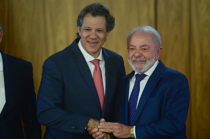 Archivo - Arquivo - BRASÍLIA, 14 de agosto de 2025  -- O presidente brasileiro Luiz Inácio Lula da Silva (à direita) cumprimenta o ministro da Fazenda do Brasil, Fernando Haddad, durante a cerimônia de lançamento da iniciativa “Brasil Soberano” em Brasíli