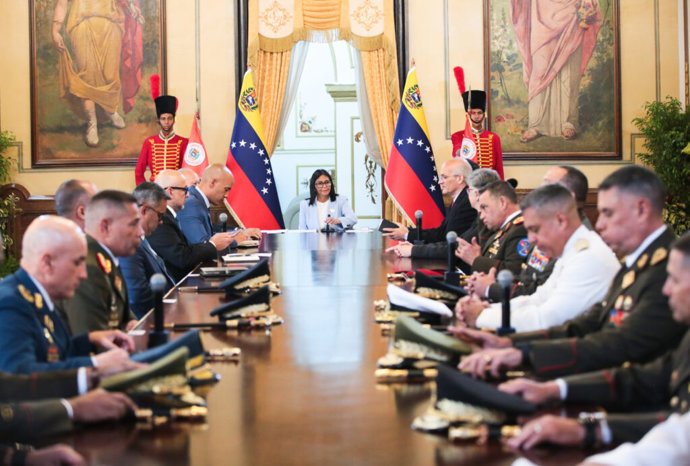 A presidente interina da Venezuela, Delcy Rodríguez, ao lado do novo Alto Comando Militar do país