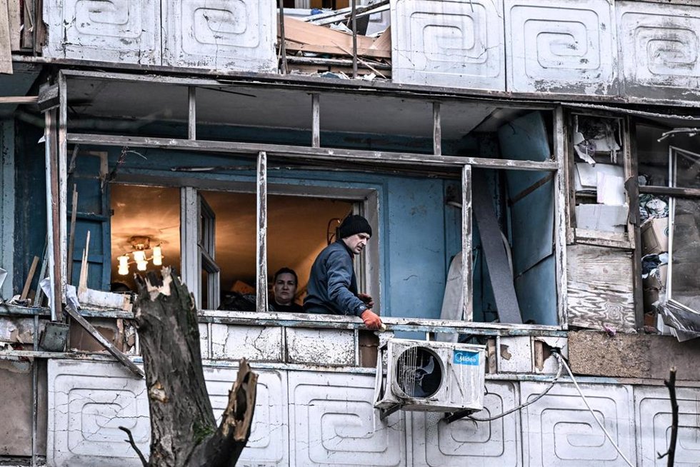 Archivo - Varias personas se encuentran en el balcón de un edificio residencial de varias plantas dañado como consecuencia del ataque de un dron ruso, en Zaporiyia, Ucrania