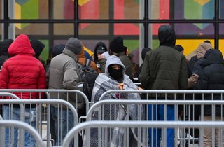 Archivo - Arxiu - Migrants congregats enfront del centre del Servei de Migració i Control de Duanes (ICE)