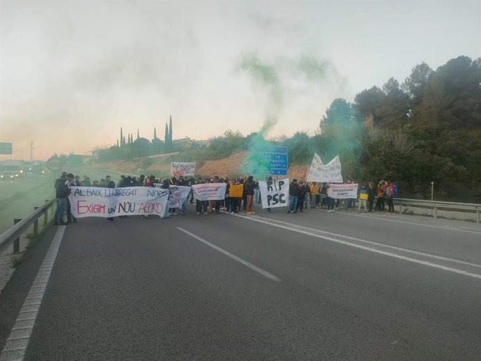 Los docentes cortan la A-2 y la C-55 en Abrera y 4 tramos de la Ronda de Dalt de Barcelona
