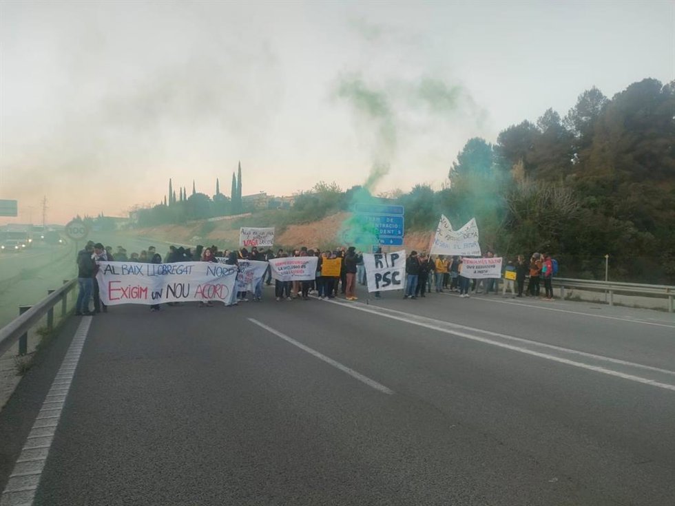 Los docentes cortan la A-2 y la C-55 en Abrera y 4 tramos de la Ronda de Dalt de Barcelona