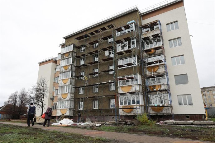 Archivo - RUSSIA, BELGOROD REGION - NOVEMBER 12, 2025: Repair works on an apartment building damaged by a Ukrainian strike take place in Shebekino, southeast of Belgorod