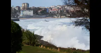 La borrasca 'Therese' pone en aviso naranja por olas, viento y lluvia a Andalucía, Canarias, Ceuta y Melilla
