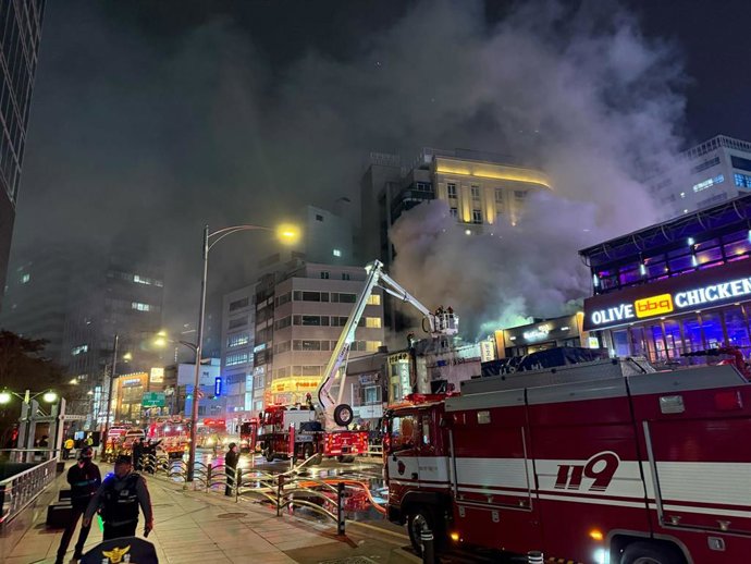 Bomberos durante un incendio en un restaurante en la capital de Corea del Sur, Seúl, en febrero de 2026 (archivo)
