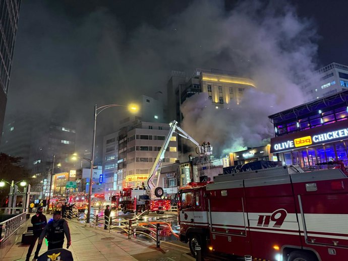 26 February 2026, South Korea, Seoul: Smoke is coming out of a building after a fire broke out in a restaurant in Seoul. The area is a popular nightlife district and is frequented by tourists. Photo: Fabian Kretschmer/dpa