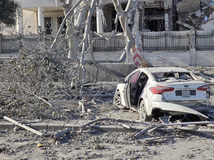 Archivo - Arquivo - DAMASCO, 16 de julho de 2025  -- Um carro danificado é visto após Israel ter atacado o Comando Geral do Exército Sírio e o complexo do Ministério da Defesa na Praça Umayyad, no centro de Damasco, na Síria, em 16 de julho de 2025. Os av