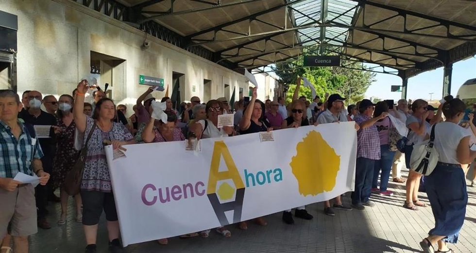 Cuenca Ahora durante el paso del último tren en Tarancón.