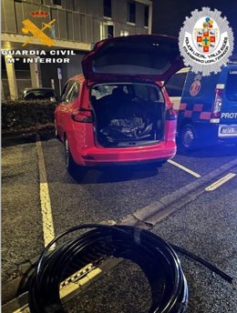 Vehículo en el que los detenidos portaban el cable de cobre robado.