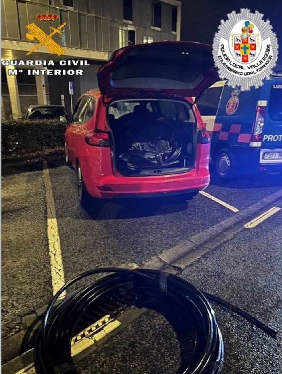 Vehículo en el que los detenidos portaban el cable de cobre robado.
