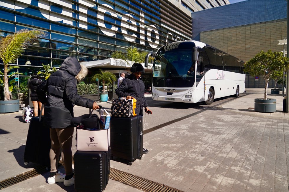 Viajeros, en una imagen de archivo, llegan a Málaga en autobús por la falta de AVE directo