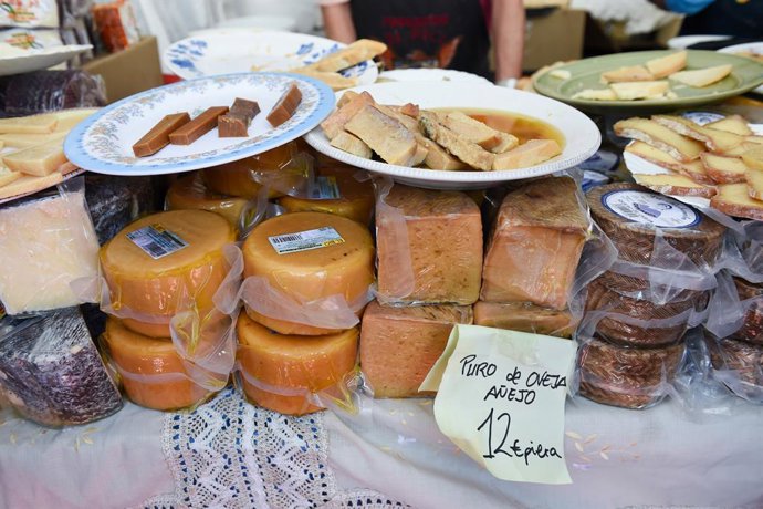 Archivo - Un puesto de queso durante la XXXVI Feria Nacional del Queso de Trujillo en la Plaza Mayor, a 1 de mayo de 2023, en Trujillo, Cáceres, Extremadura (España). La Feria Nacional del Queso de Trujillo se comenzó a celebrar en 1986 para poder mostrar