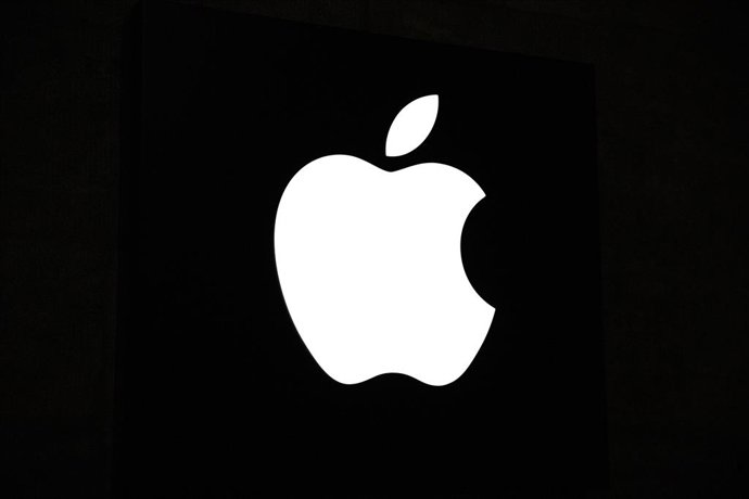 Archivo - Arquivo - 19 de janeiro de 2026, Berlim, Alemanha: O logotipo da Apple está iluminado do lado de fora de uma loja Apple Store em 19 de janeiro de 2026, em Berlim, Alemanha. As lojas da empresa de tecnologia norte-americana continuam sendo pontos
