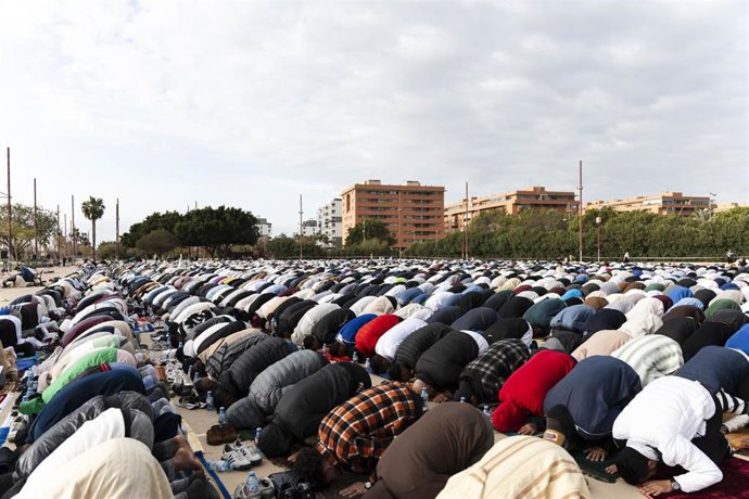 La comunidad musulmana celebra en Almería de Eid al Fitr, que pone fin al Ramadán.