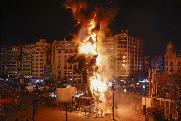 La cremà de la Falla de la Plaza del Ayuntamiento de 2026
