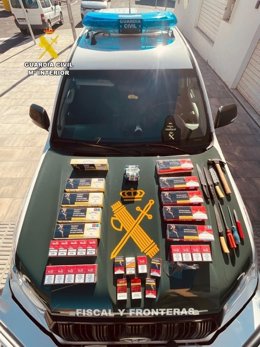 Material intervenido en un establecimiento de Balanegra (Almería).