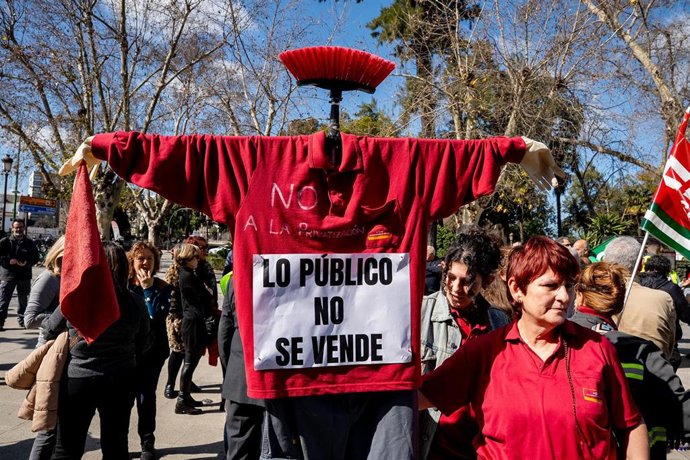 Manifestación convocada por los sindicatos contra la propuesta del Ayuntamiento para la externalización del servicio de limpieza municipal en febrero.
