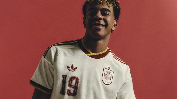 Lamine Yamal con la segunda equipación de la selección española para el Mundial de Estados Unidos, México y Canadá