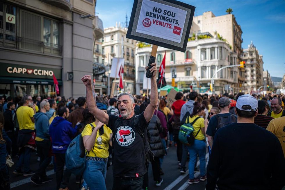 Decenas de personas durante la manifestación de docentes del 16 de marzo de 2026 en Barcelona