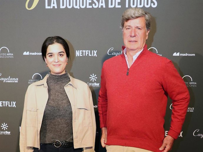 Bárbara Mirjan y Cayetano Martínez de Irujo durante el preestreno del documental 'Cayetana, la duquesa de todos', en el cine Cervantes de Sevilla