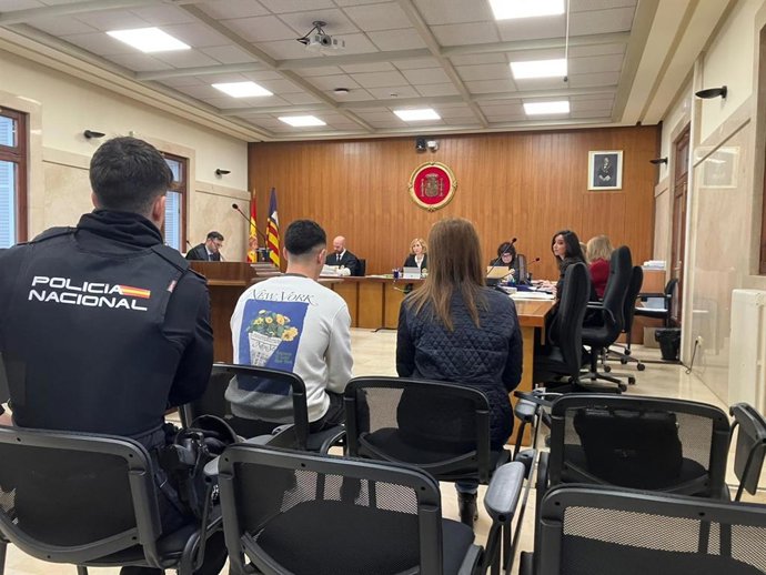 El condenado, de espaldas, este viernes en la Audiencia Provincial de Baleares.