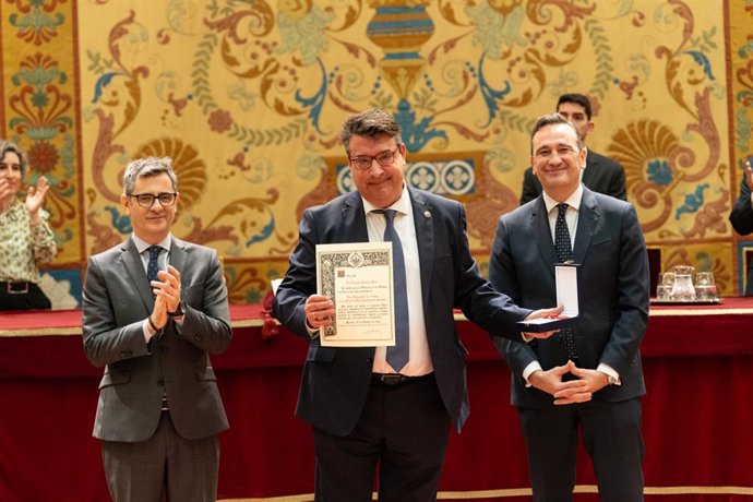 El abogado del Estado jefe en Navarra, Enrique Azparren Jover, recibe la Cruz de San Raimundo de Peñafort