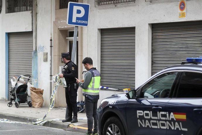 Policías acordonan la zona tras una reyerta entre dos familias, en la Rúa Primavera de Lugo, a 18 de marzo de 2026, en Lugo, Galicia (España). 