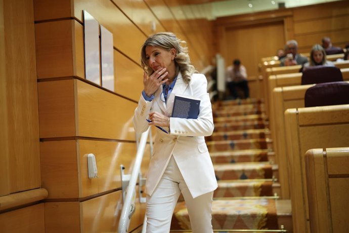 A segunda vice-presidente e ministra do Trabalho e da Economia Social, Yolanda Díaz, ao sair de uma sessão plenária no Senado, em 17 de março de 2026, em Madri (Espanha).