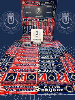 Bufandas falsificadas incautadas durante la previa de un partido de Champions del Atlético de Madrid