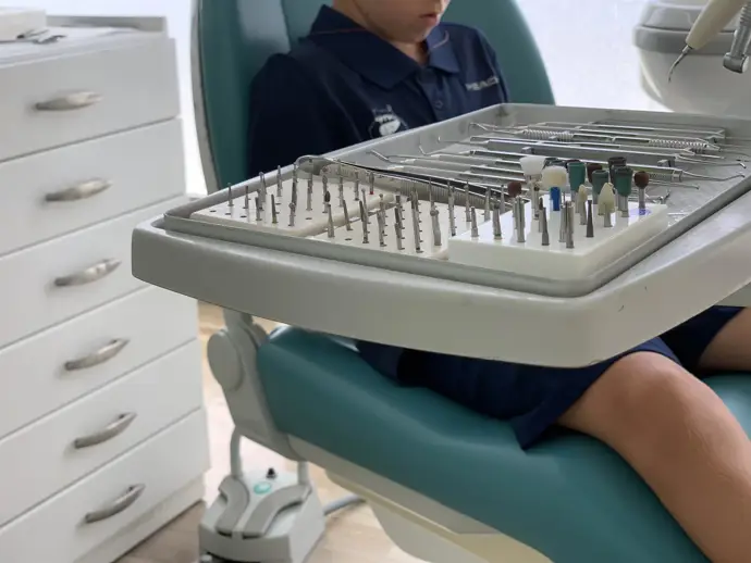 Niño en la consulta de un dentista