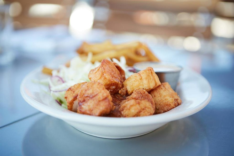 Ni harina de trigo ni huevo: el secreto de la cocina andaluza para que el bacalao frito quede crujiente y ligero