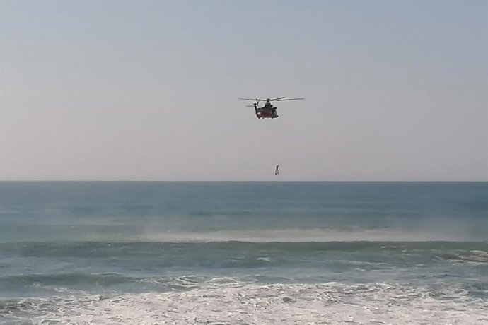 Archivo - Arquivo - O helicóptero “Helimer” da Salvamento Marítimo resgata das águas da praia de Repibelo, em Arteixo (A Coruña), o corpo sem vida de um morador que se encontrava em dificuldades para sair do mar, em 28 de março de 2021. O homem foi resgat