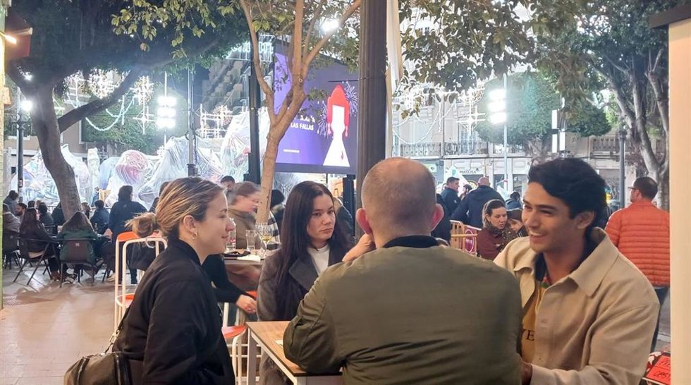 Archivo - Imagen de una terraza en València en Fallas