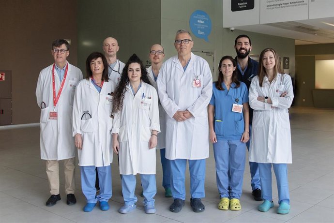 Irati Pérez, con el resto del equipo de la sección de la sección de Coloproctología del Hospital Universitario de Navarra.