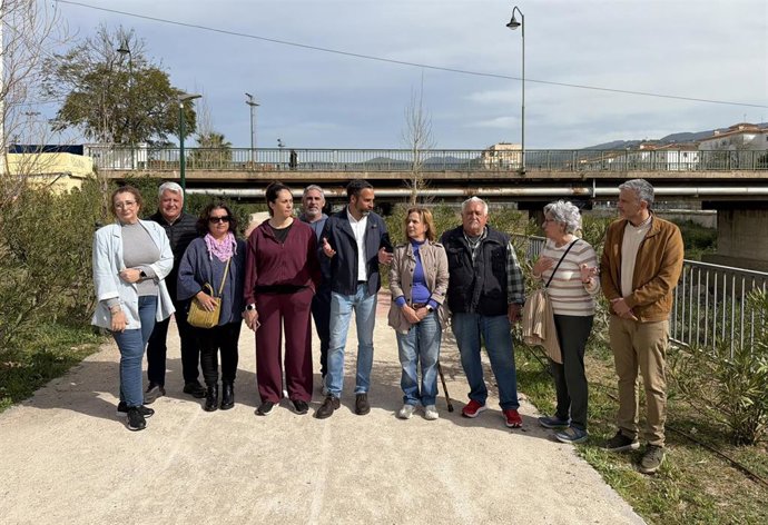 El portavoz del grupo municipal del PSOE, Daniel Pérez, junto con ediles socialistas
