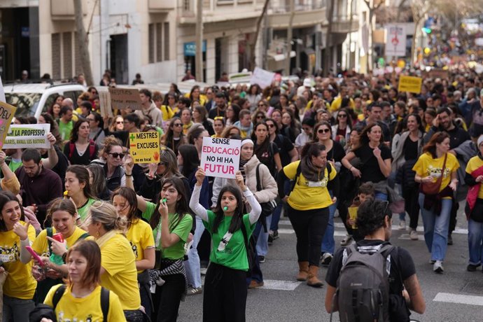 Archivo - Una de les manifestacions dels docents