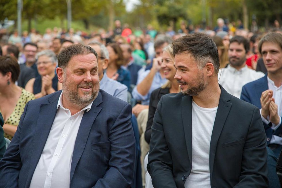 Archivo - El portavoz de ERC en el Congreso de los Diputados, Gabriel Rufián (d), mira al presidente de ERC, Oriol Junqueras, en una foto de archivo