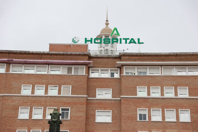 Detalle de la fachada principal del Hospital General Virgen del Rocío.