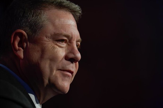 El presidente de Castilla-La Mancha, Emiliano García-Page, durante el 'Foro de Diálogo Local: El relevo generacional en la agricultura’, en la Antigua Bodega Los Llanos, a 27 de febrero de 2026, en Valdepeñas, Ciudad Real, Castilla-La Mancha (España). El 