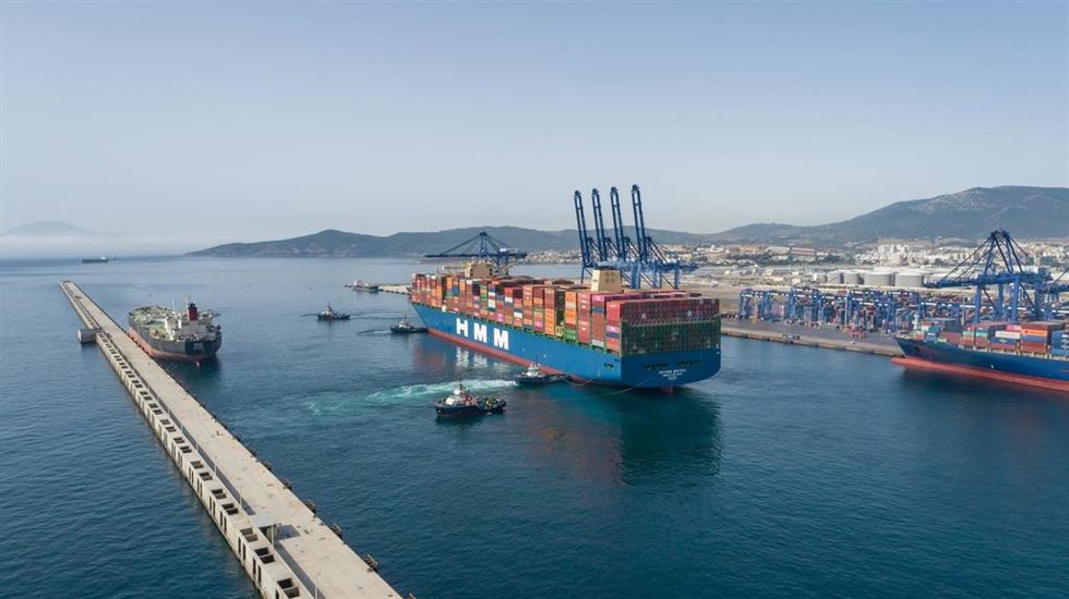 Archivo - Un buque con contendores en el puerto de Algeciras.